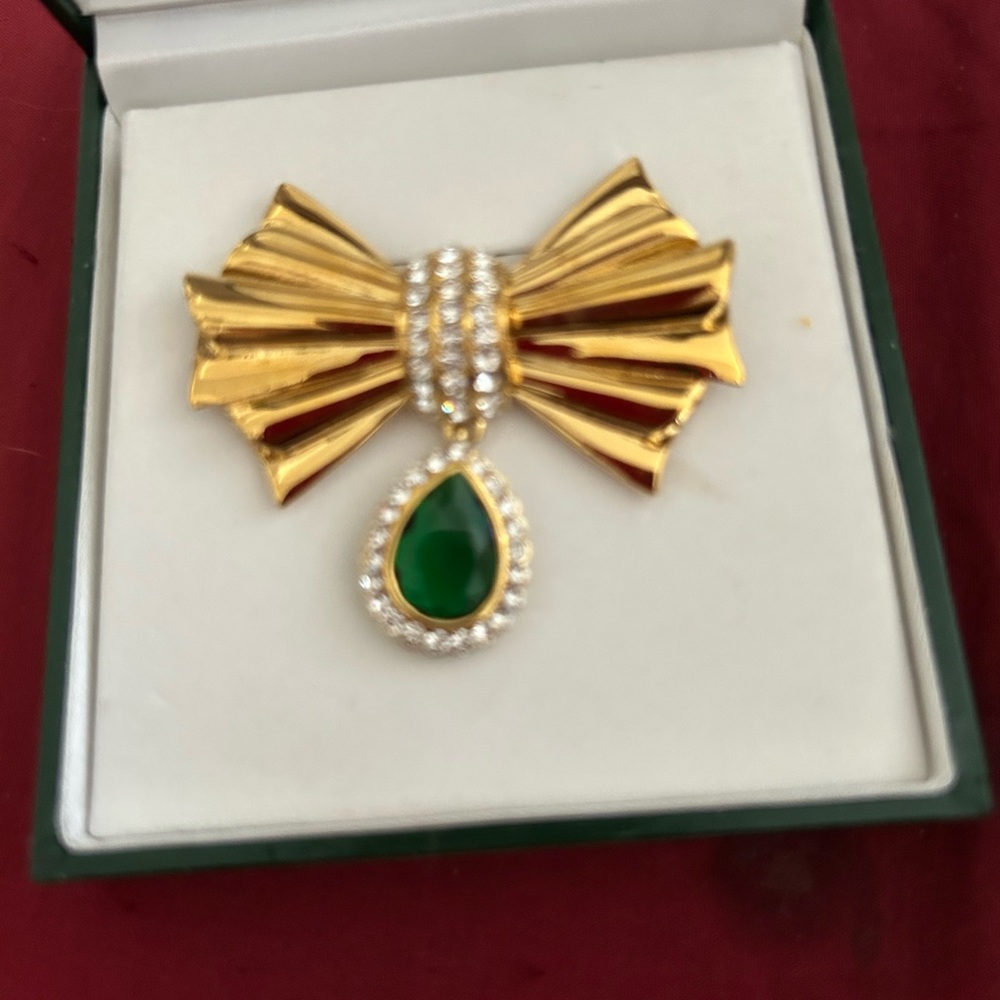 Women’s vintage Avon brooch. 2004 Small Bow & Green Rhinestone Dangle